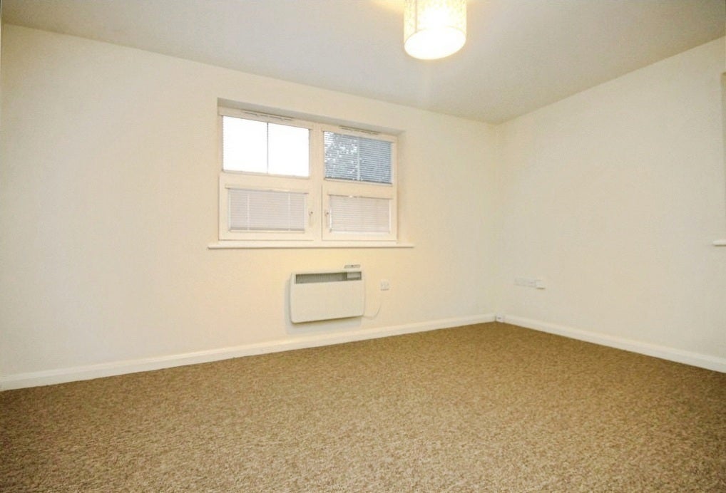 Flat Victoria Street in Borough of Runnymede