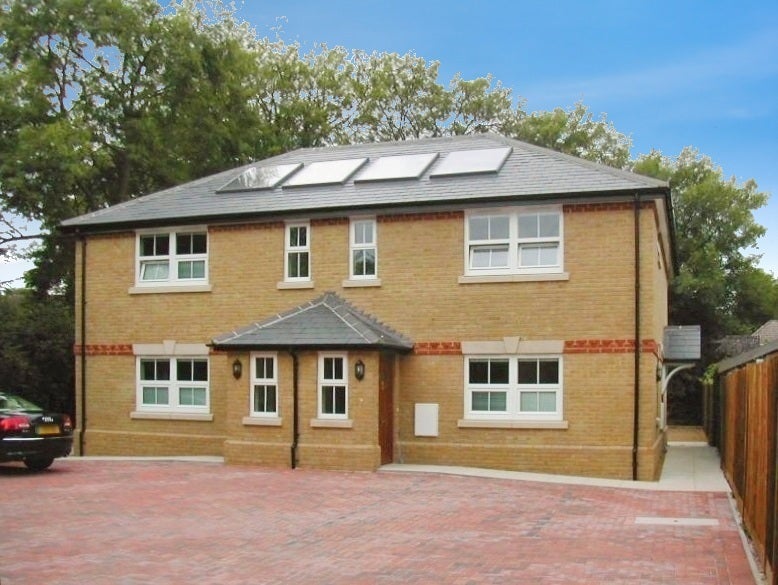 Flat Victoria Street in Borough of Runnymede