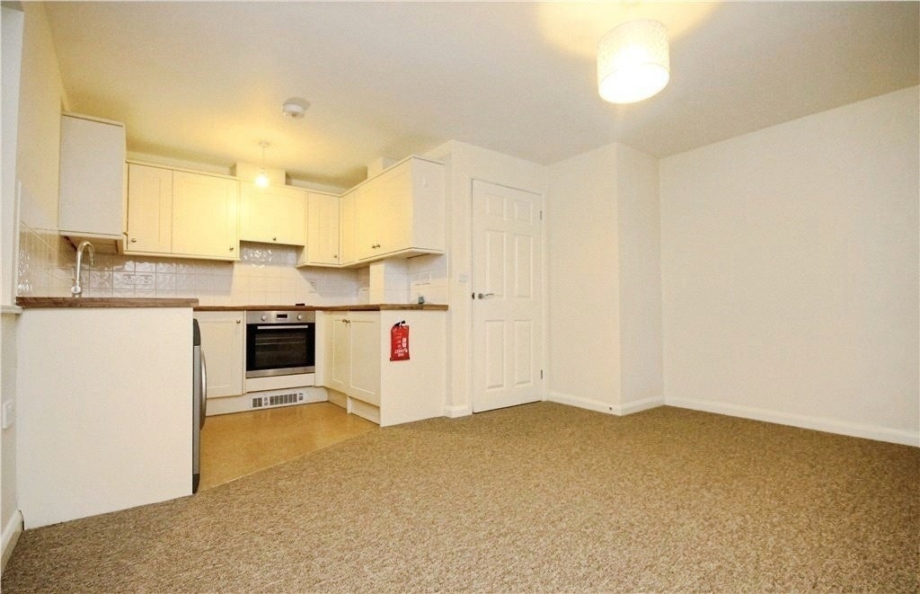 Flat Victoria Street in Borough of Runnymede