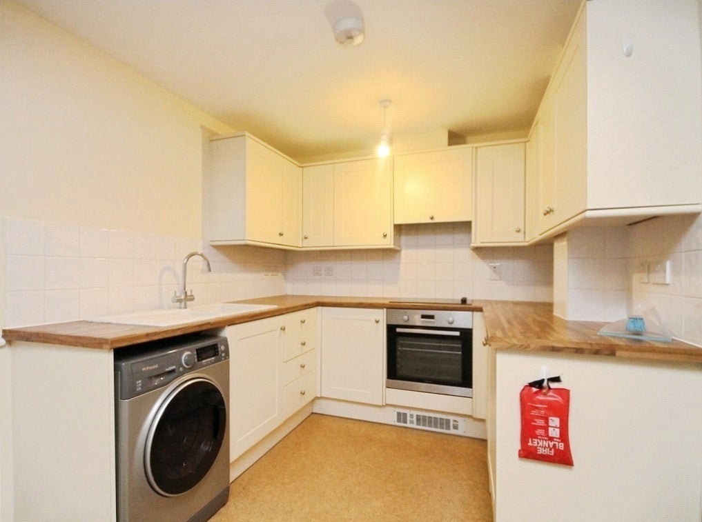 Flat Victoria Street in Borough of Runnymede
