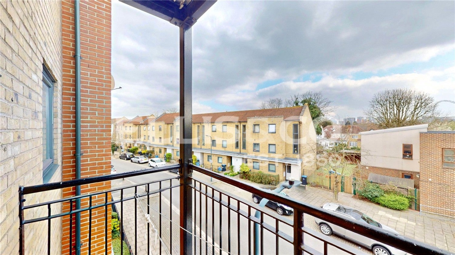 Flat Hirst Crescent in Greater London
