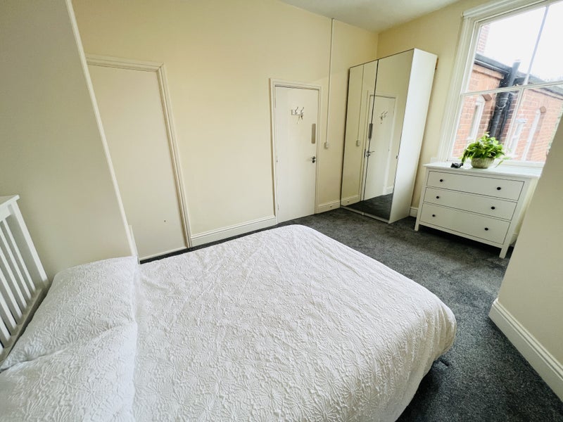 Room Rotton Park Road in Birmingham