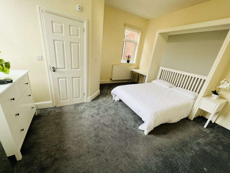 Room Rotton Park Road in Birmingham