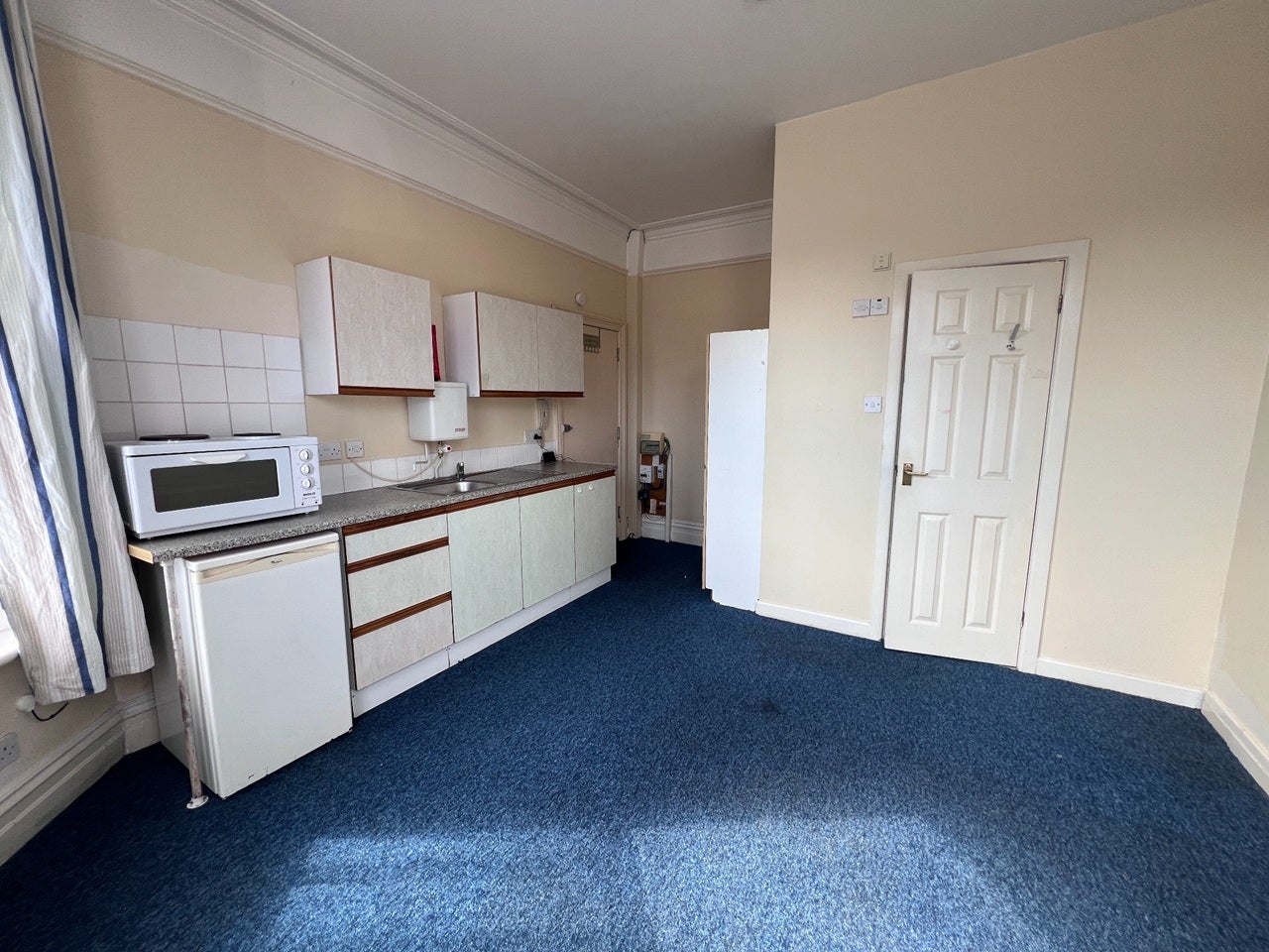 Room Bournemouth Road in Poole