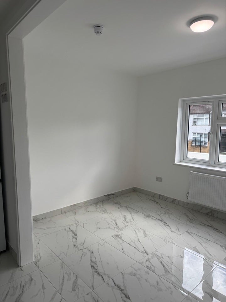 Flat Pembroke Road in Greater London
