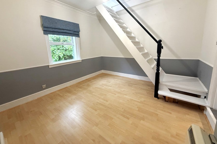 Flat Jackman's Lane in Woking