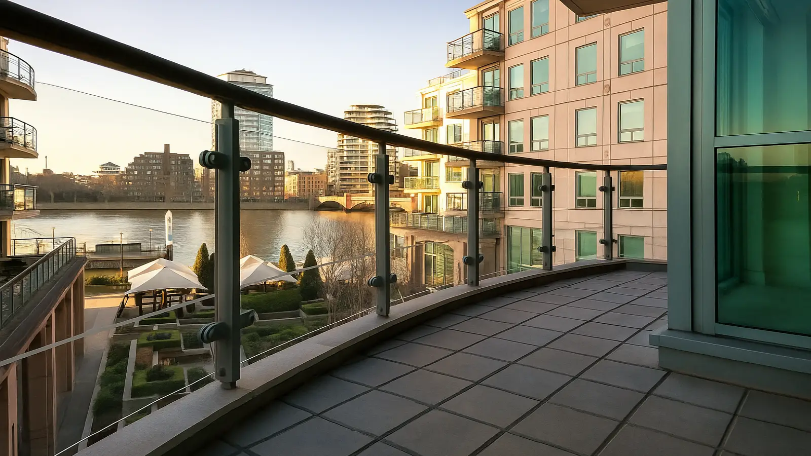 Flat Vauxhall Bridge in City of Westminster