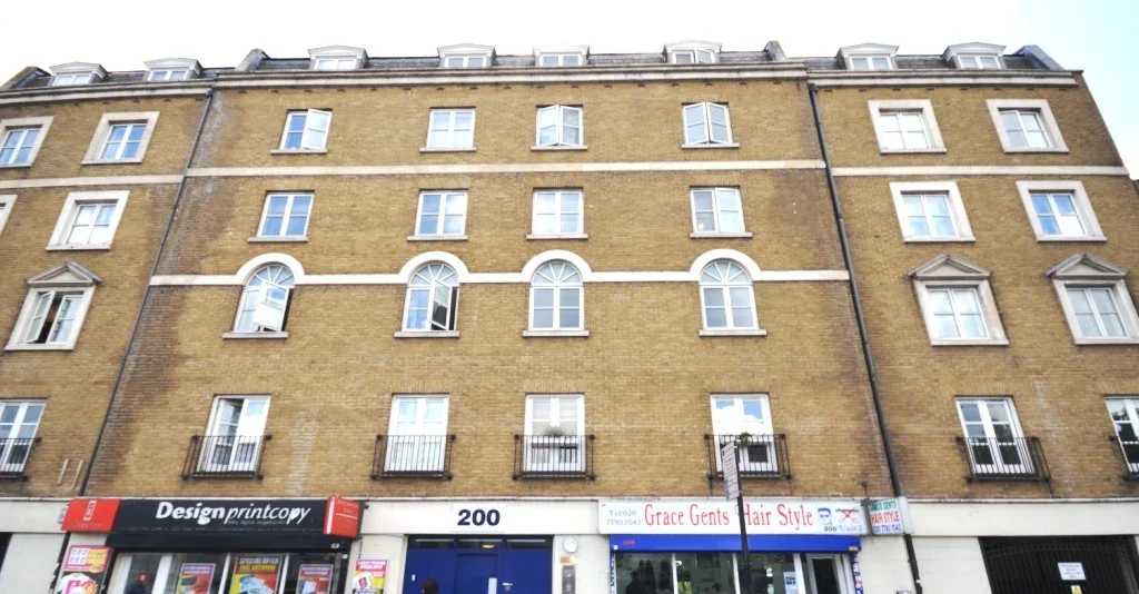 Flat Mile End Road in Greater London