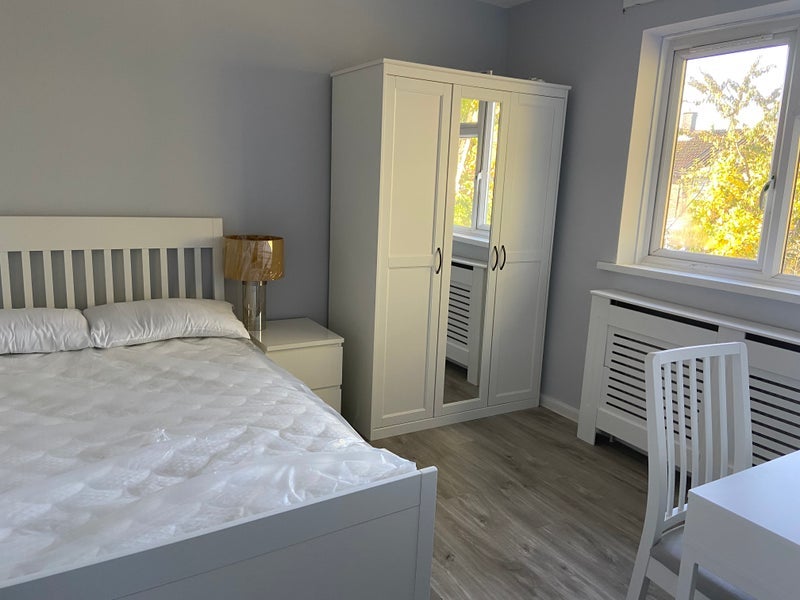 Room Devenish Road in Greater London