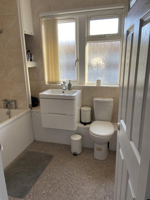 Room Devenish Road in Greater London