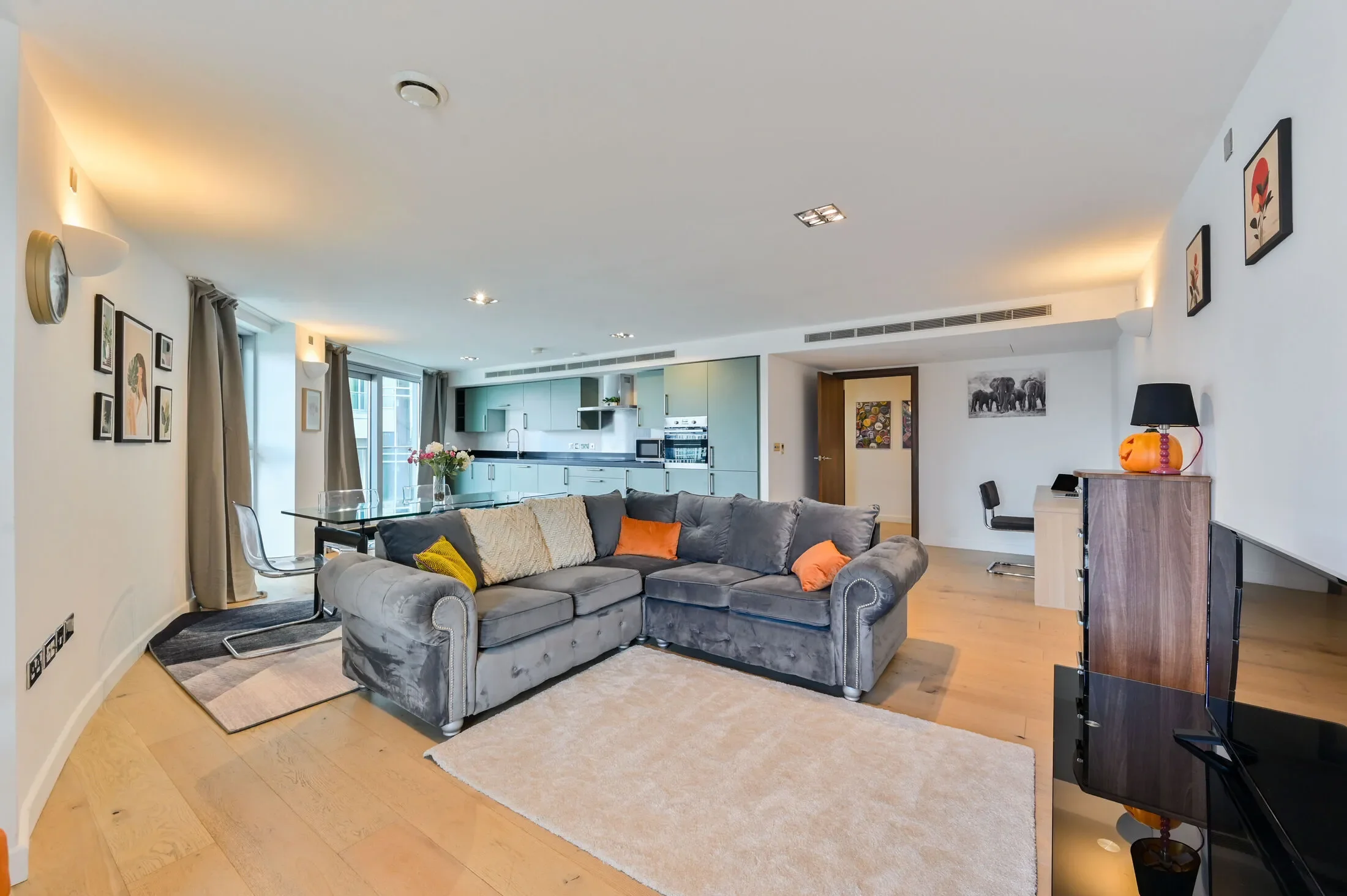 Flat Bridges Court in Greater London