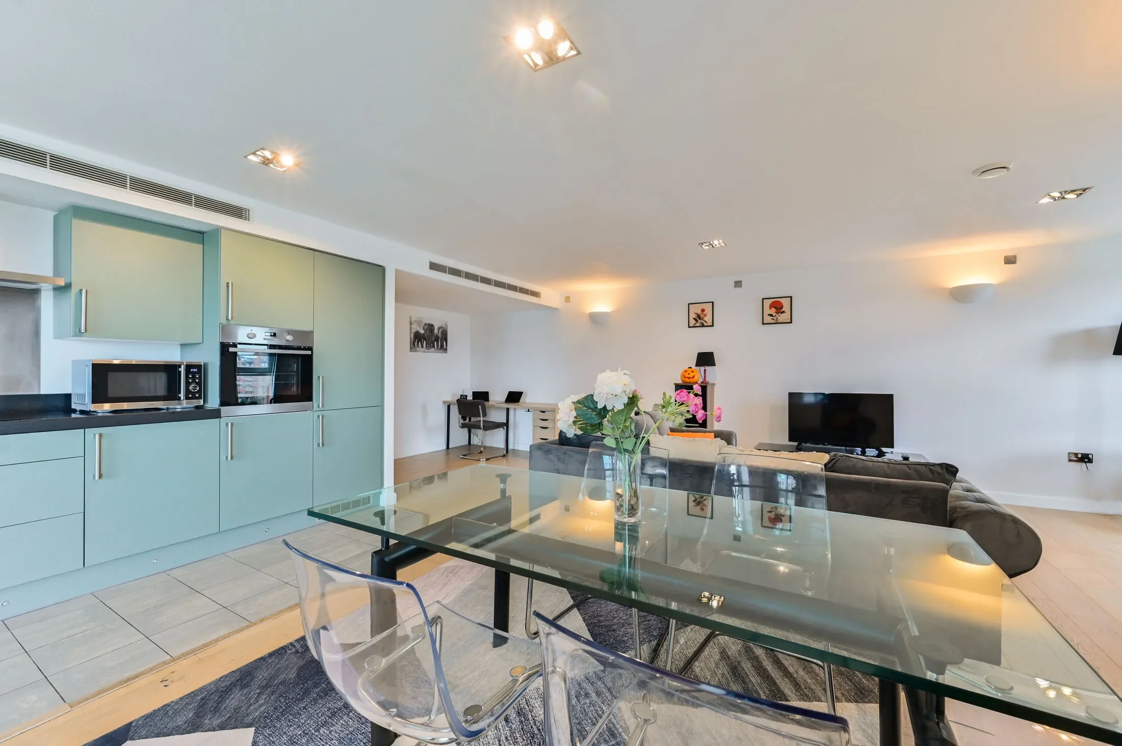Flat Bridges Court in Greater London