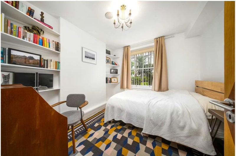 Flat Holland Road in Greater London