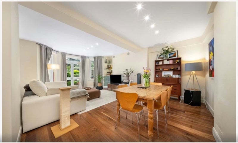 Flat Holland Road in Greater London