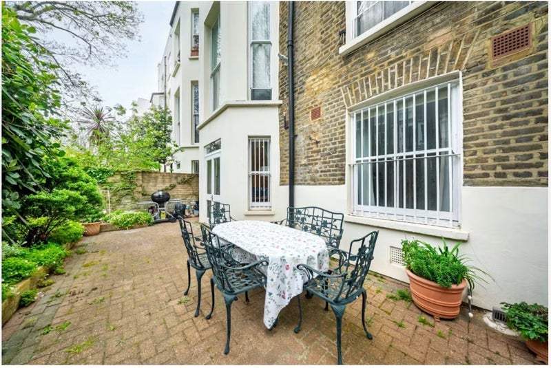 Flat Holland Road in Greater London