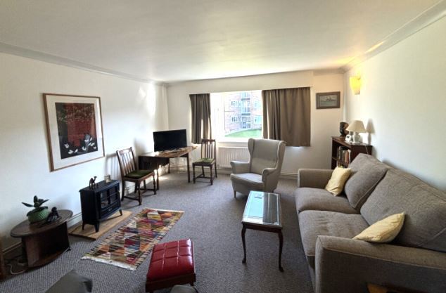 Flat Pine Court in Royal Leamington Spa