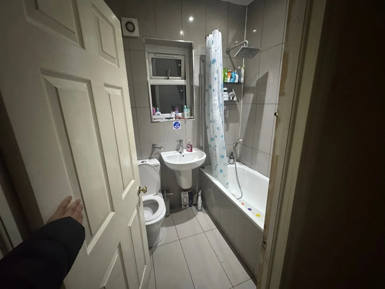 Room Wood Lane in Greater London