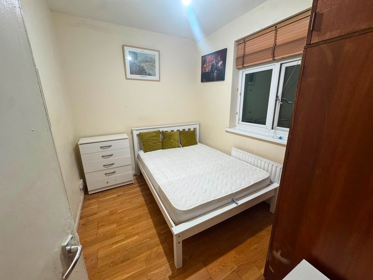 Room Wood Lane in Greater London