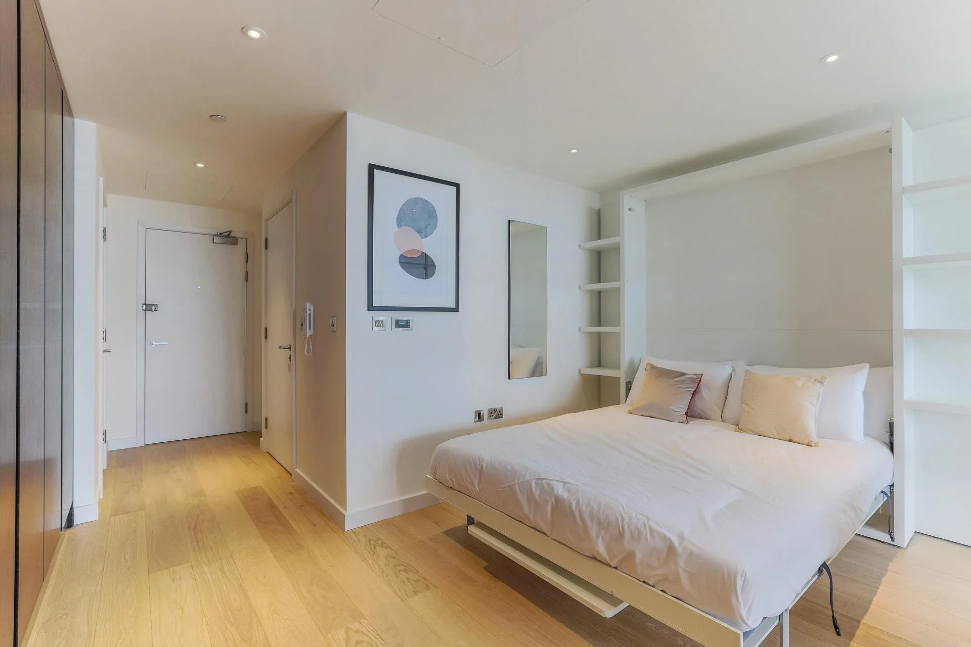 Flat Biscayne Avenue in Greater London