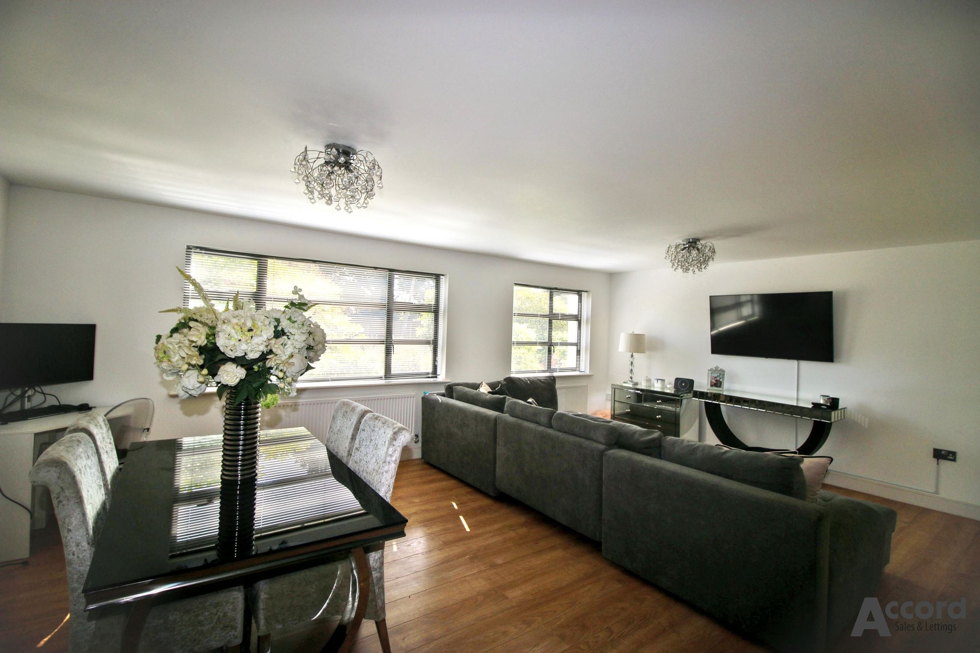 Flat Camellia Close in London