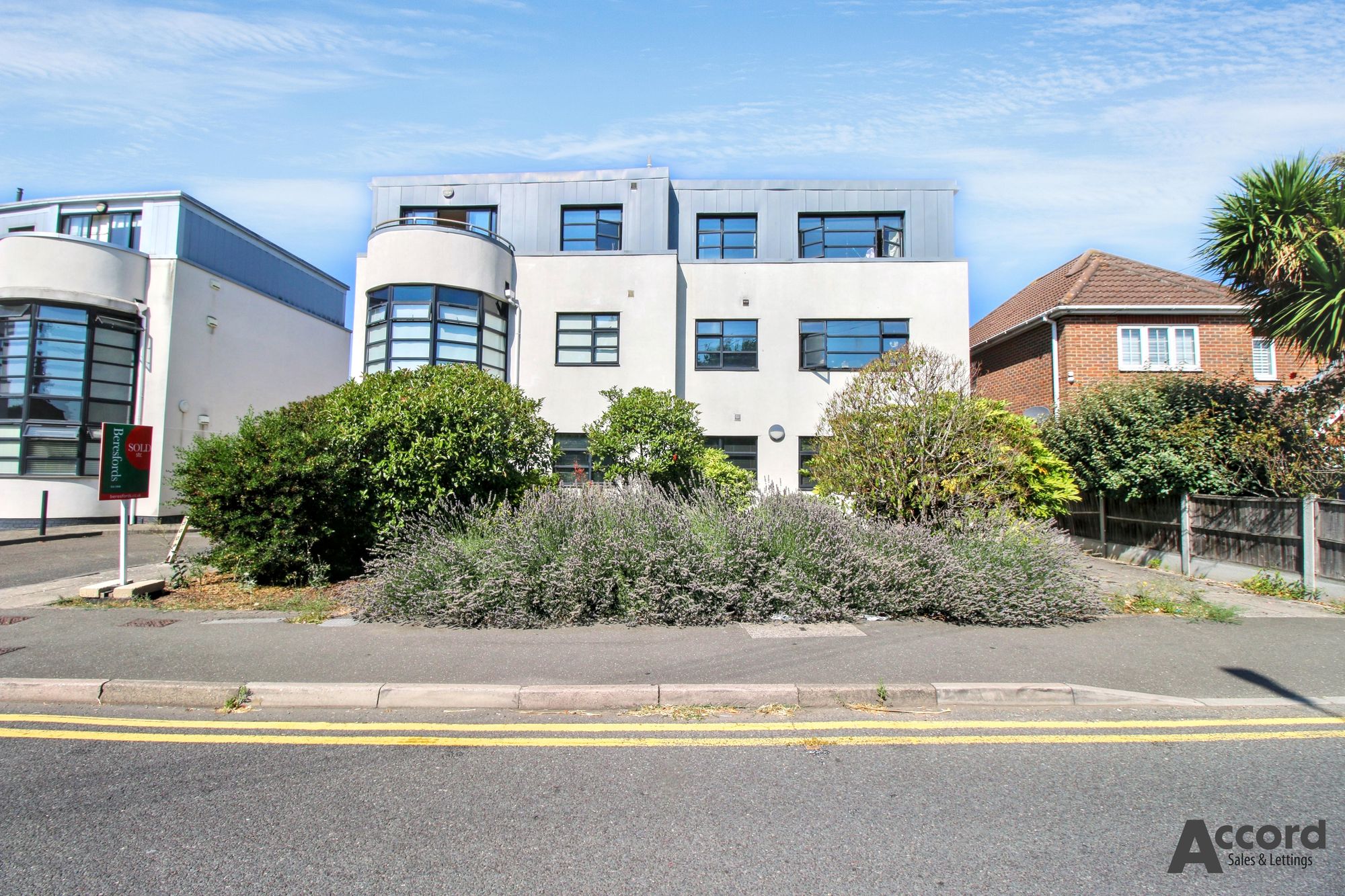 Flat Camellia Close in London