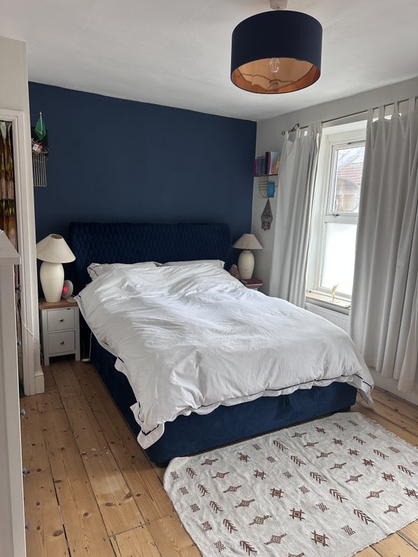 Room Battersea Road in Bristol