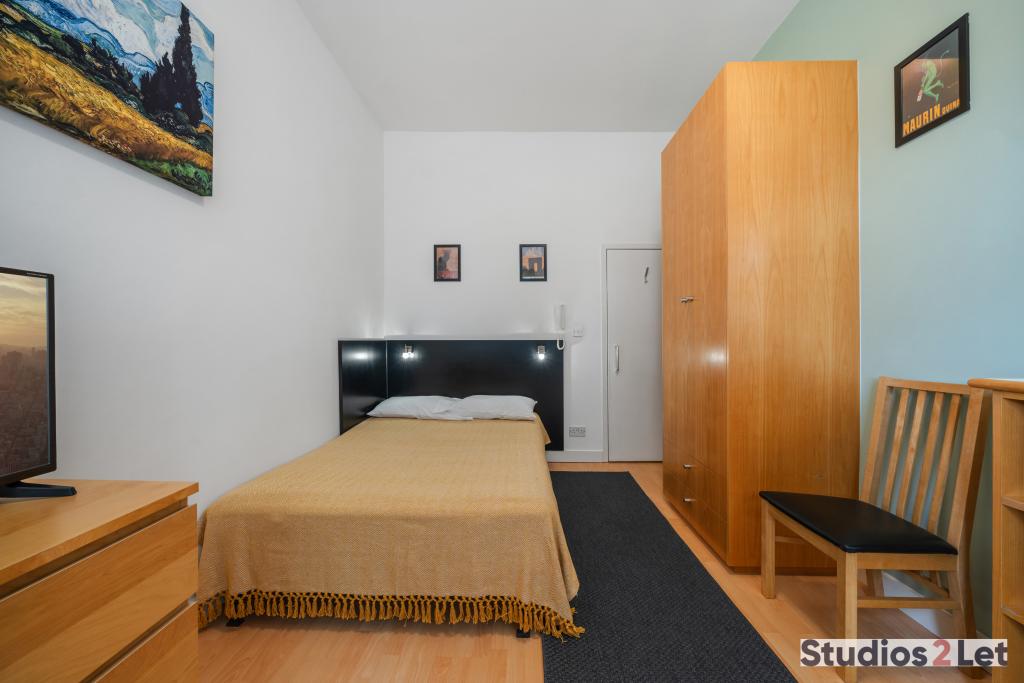 Flat Penywern Road in Greater London
