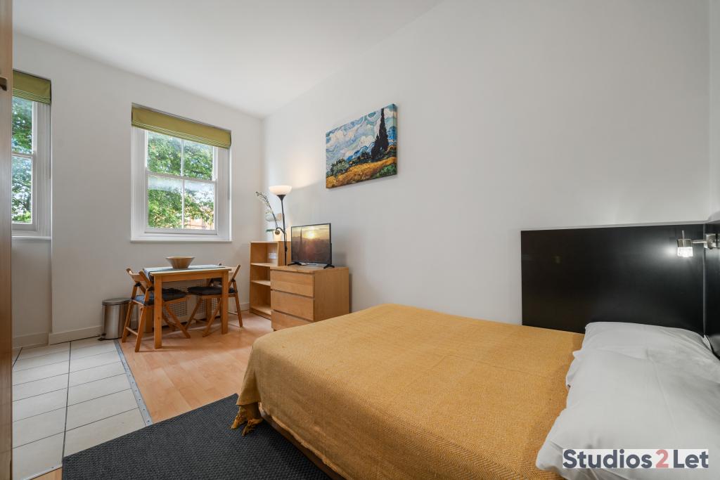 Flat Penywern Road in Greater London