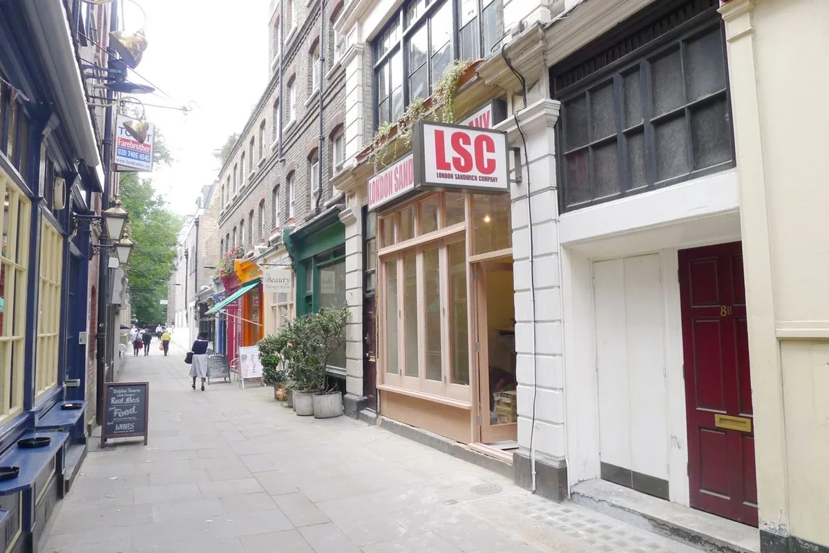 Flat Caledonian Road in Greater London