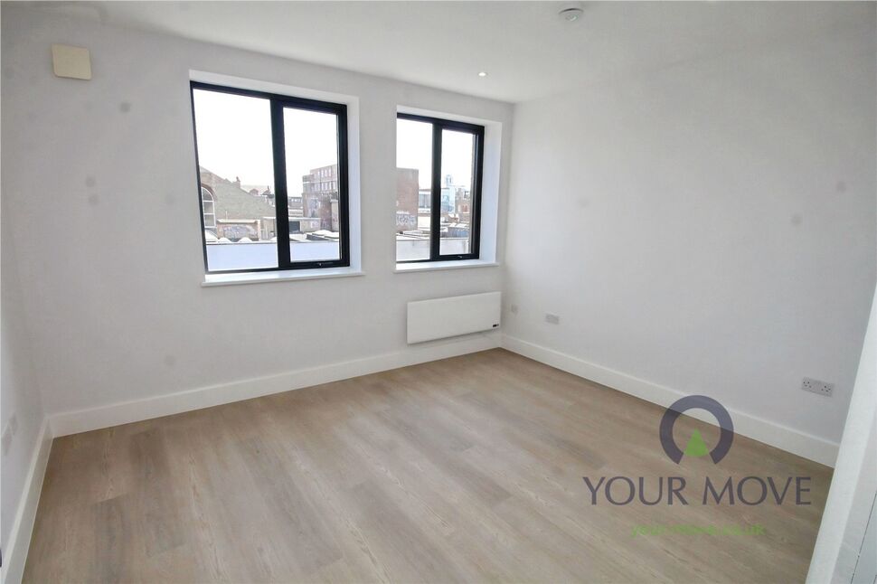 Flat Paradine Court in Bedford