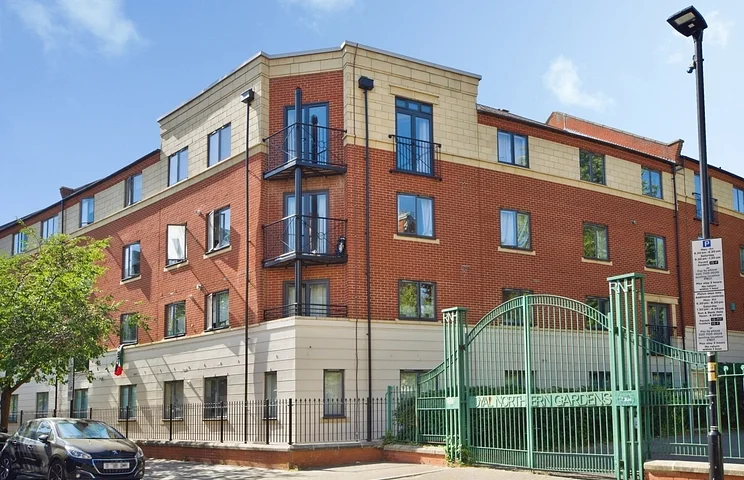 Flat Manor Gardens in Greater London