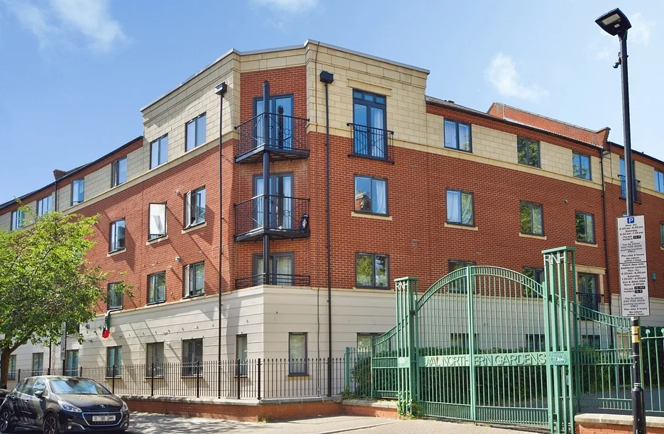 Flat Manor Gardens in Greater London