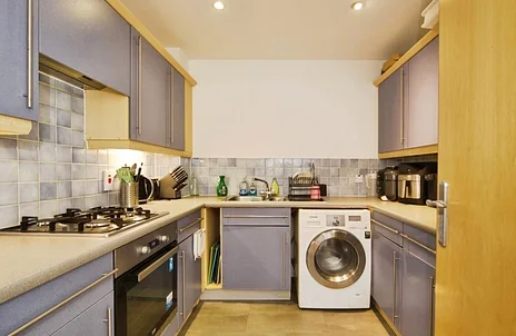 Flat Manor Gardens in Greater London