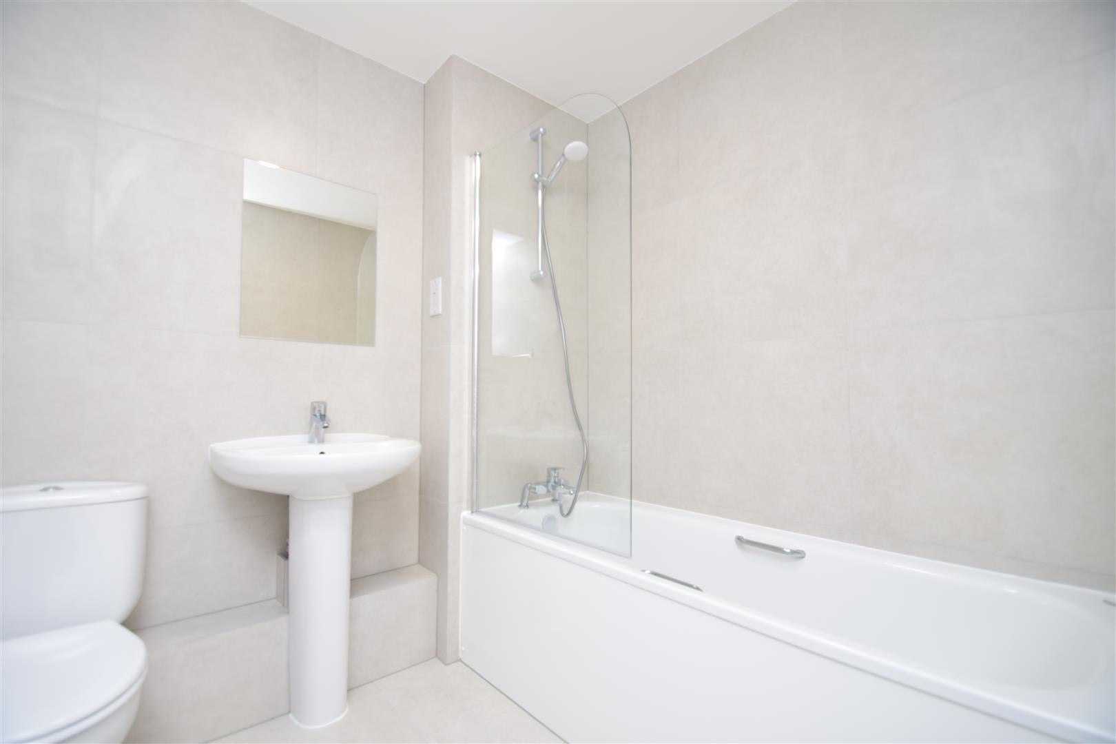 Flat Wellspring Crescent in Greater London