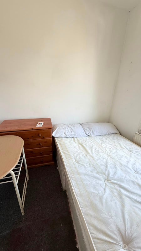 Room Shooters Hill Road in Greater London