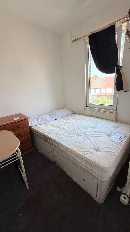 Room Shooters Hill Road in Greater London