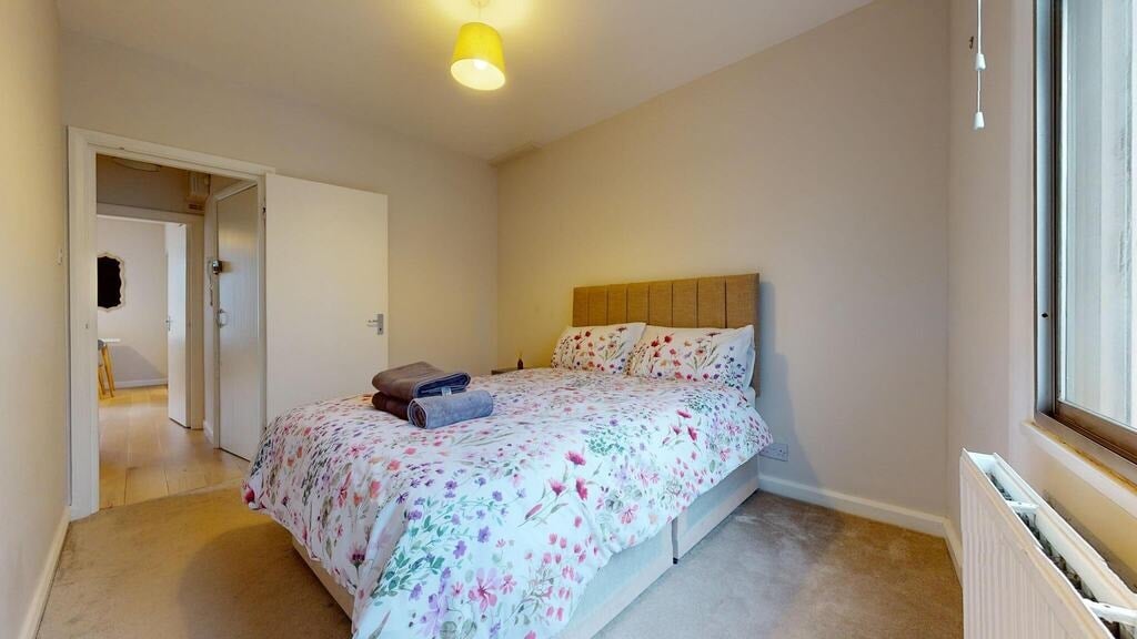 Flat Finborough Road in Greater London