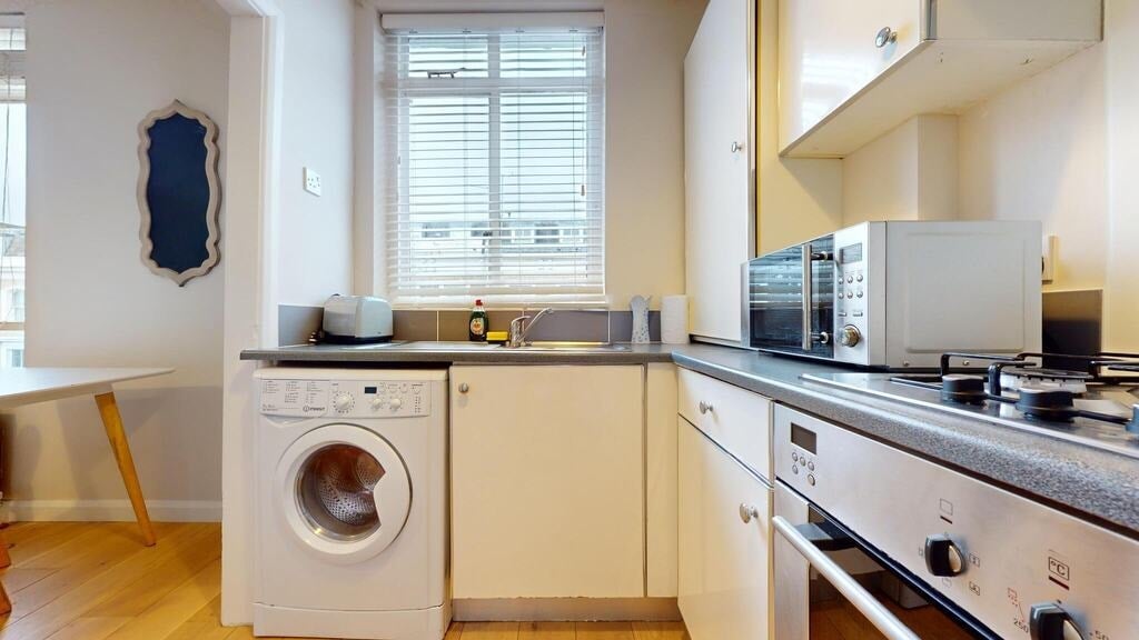 Flat Finborough Road in Greater London