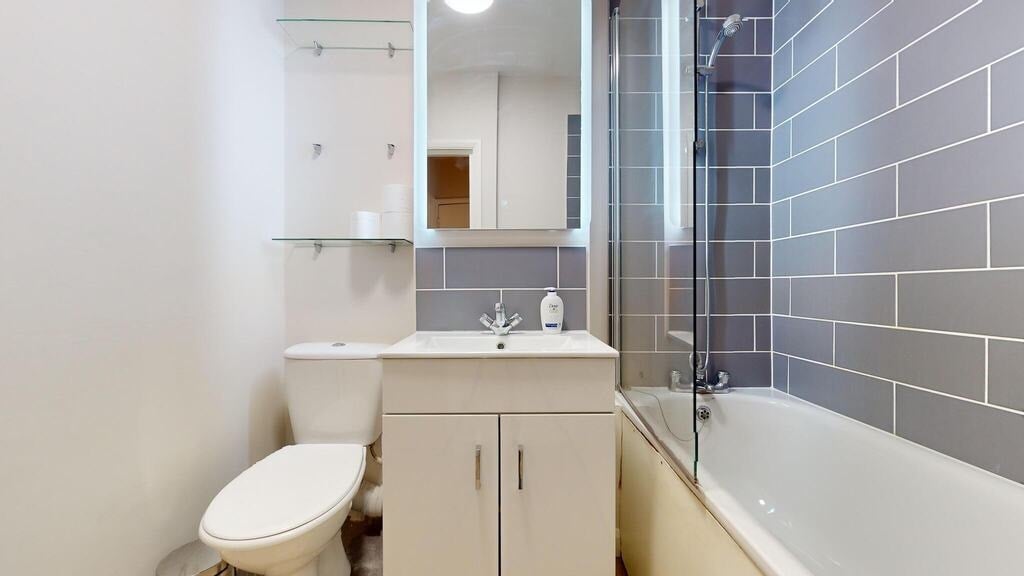 Flat Finborough Road in Greater London