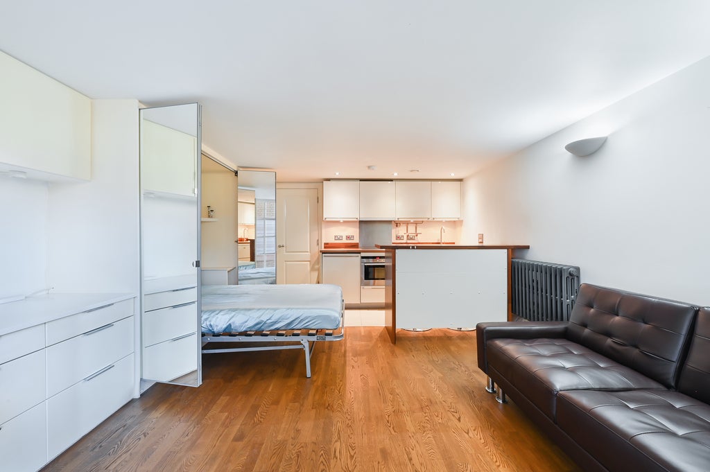 Flat Lurline Gardens in Greater London