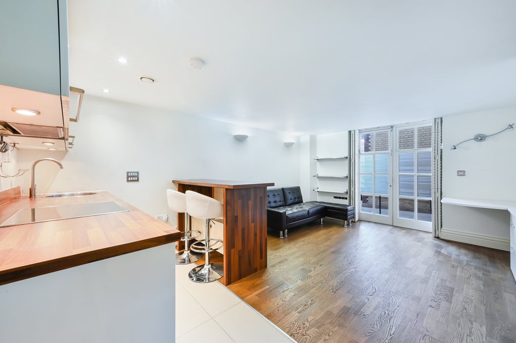 Flat Lurline Gardens in Greater London
