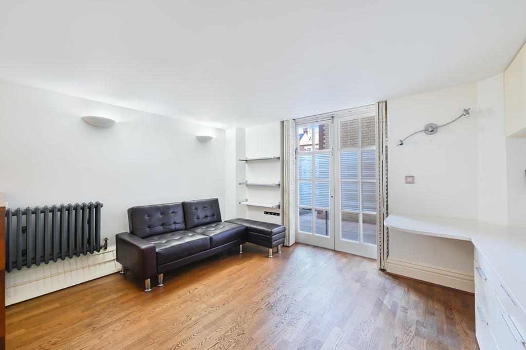 Flat Lurline Gardens in Greater London