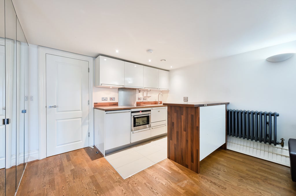 Flat Lurline Gardens in Greater London