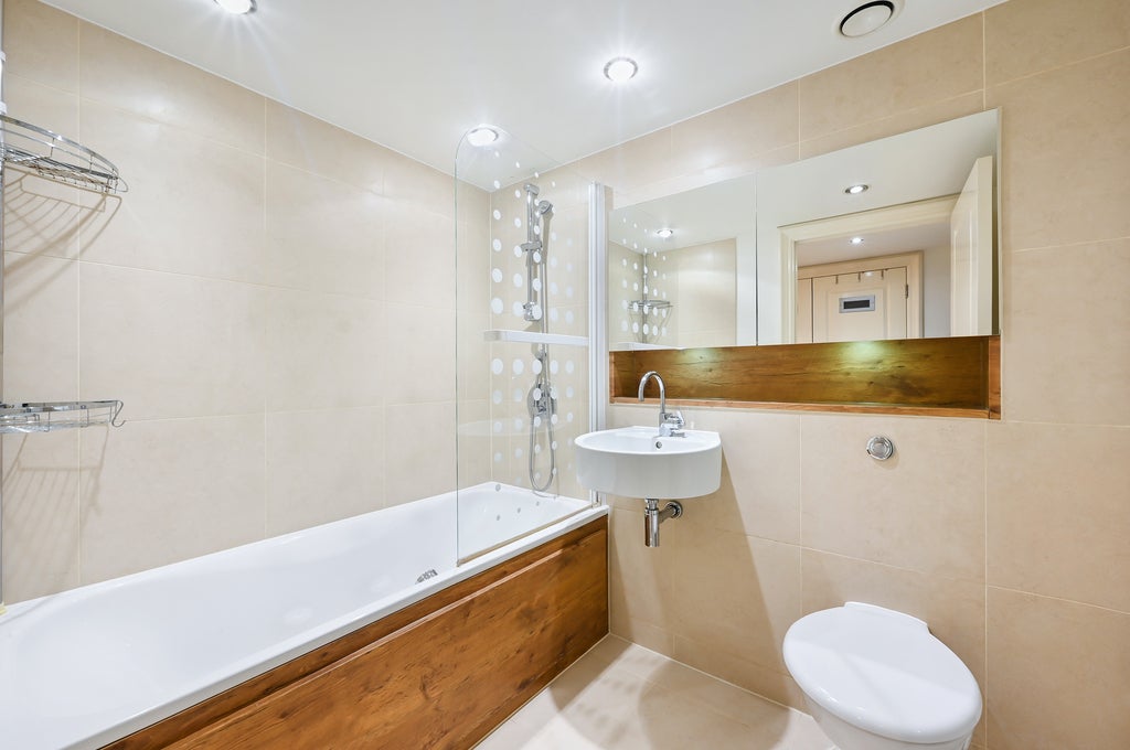 Flat Lurline Gardens in Greater London