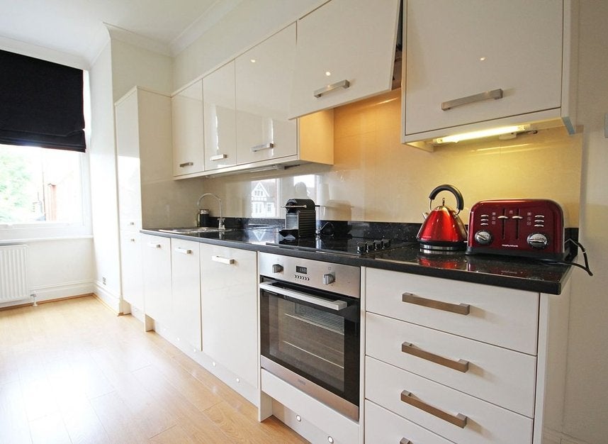 Flat Westbury Road in Greater London