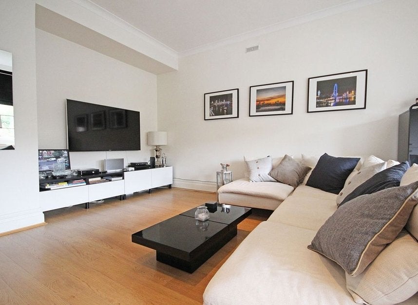 Flat Westbury Road in Greater London