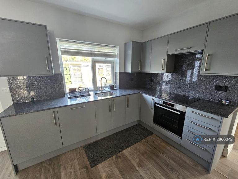 Flat Connaught Avenue in Greater London