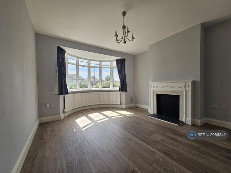 Flat Connaught Avenue in Greater London