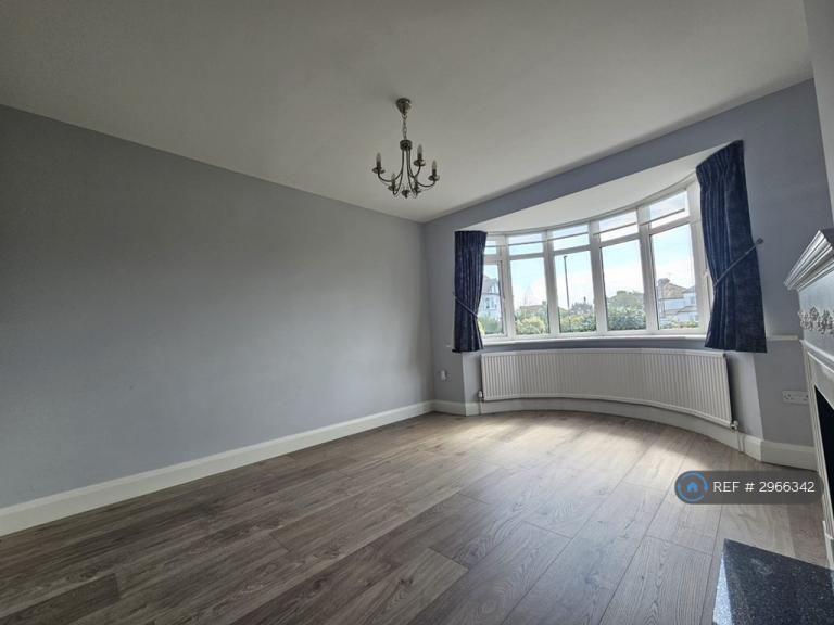 Flat Connaught Avenue in Greater London