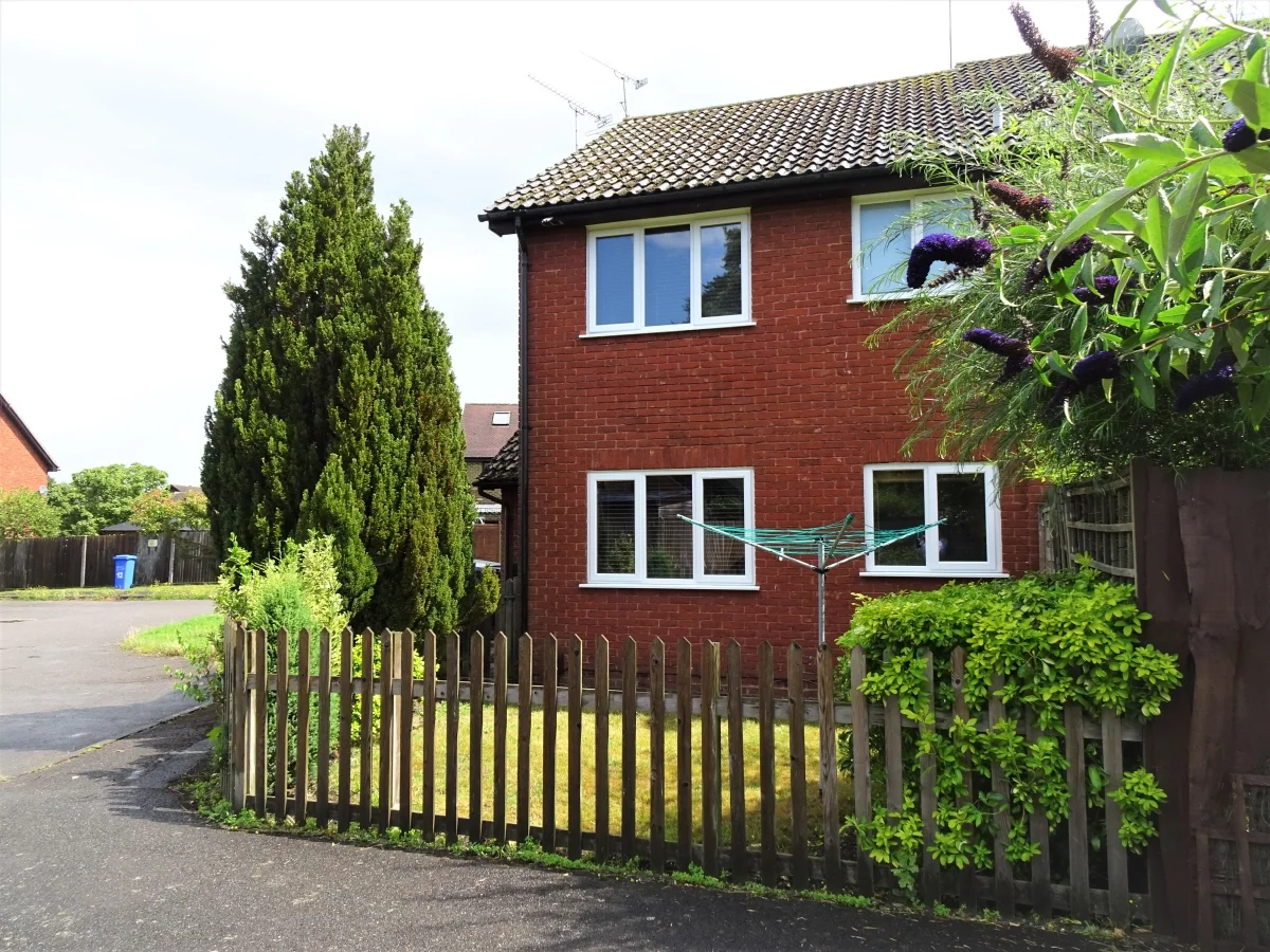 House Redwoods Way in Church Crookham